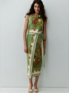 H&M GREEN FLORAL MIDI
WRAP SKIRT in size Small NWT